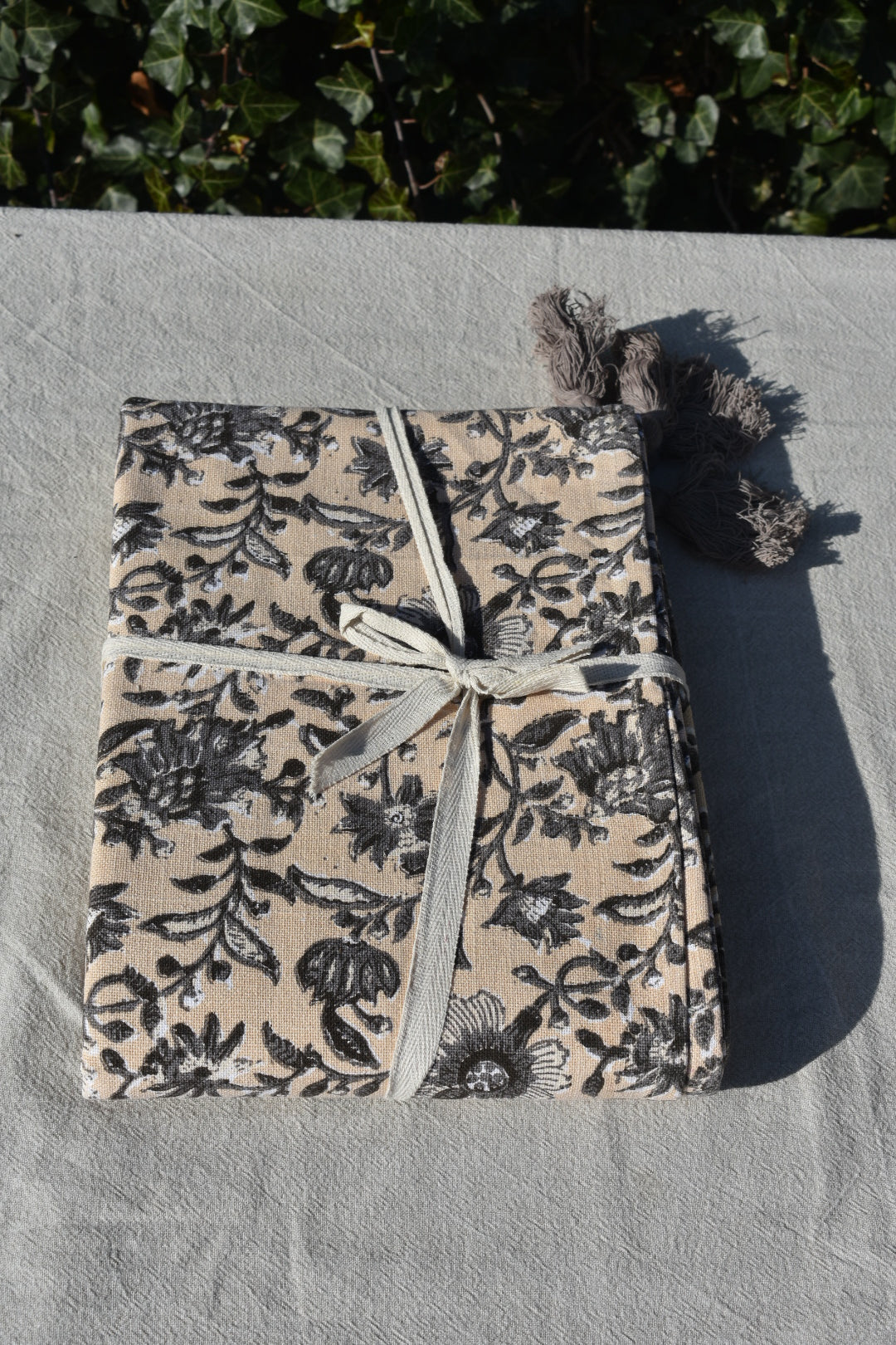 Een prachtig beige tafelkleed met bloemen