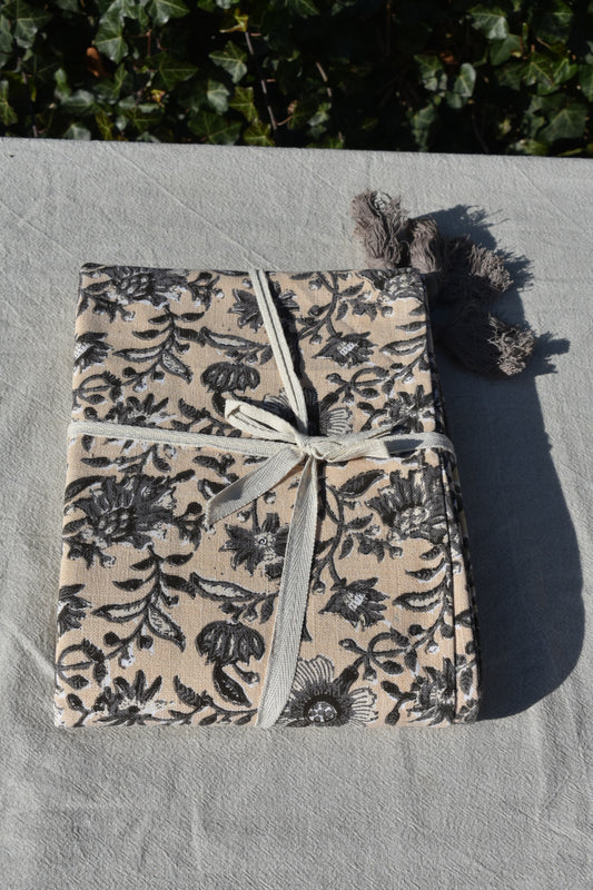 Een prachtig beige tafelkleed met bloemen