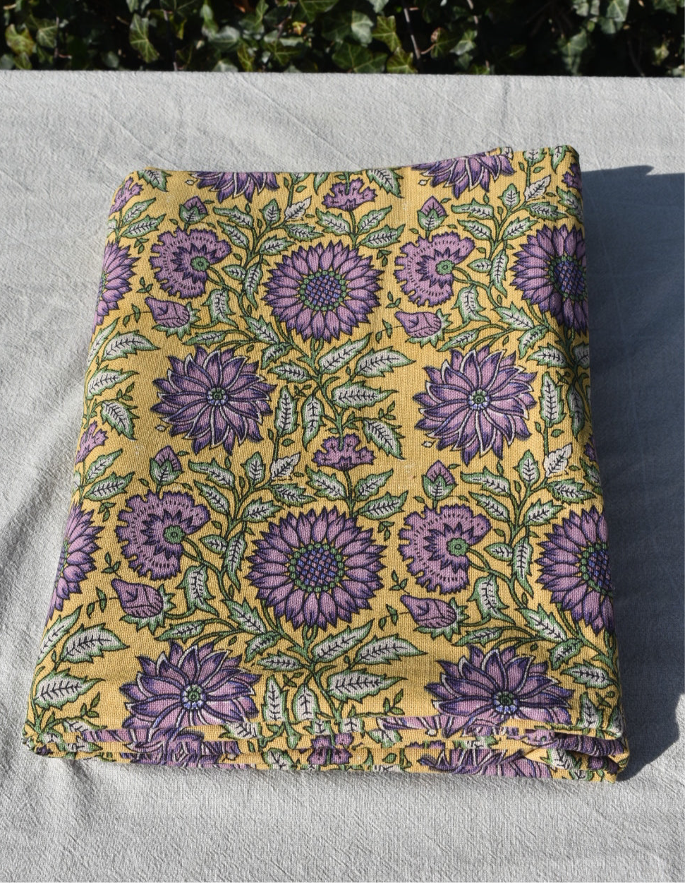 Prachtige kleurrijk tafelkleed met paarse bloemen