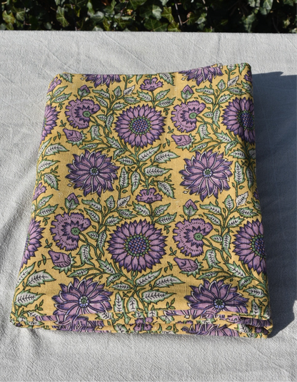 Prachtige kleurrijk tafelkleed met paarse bloemen