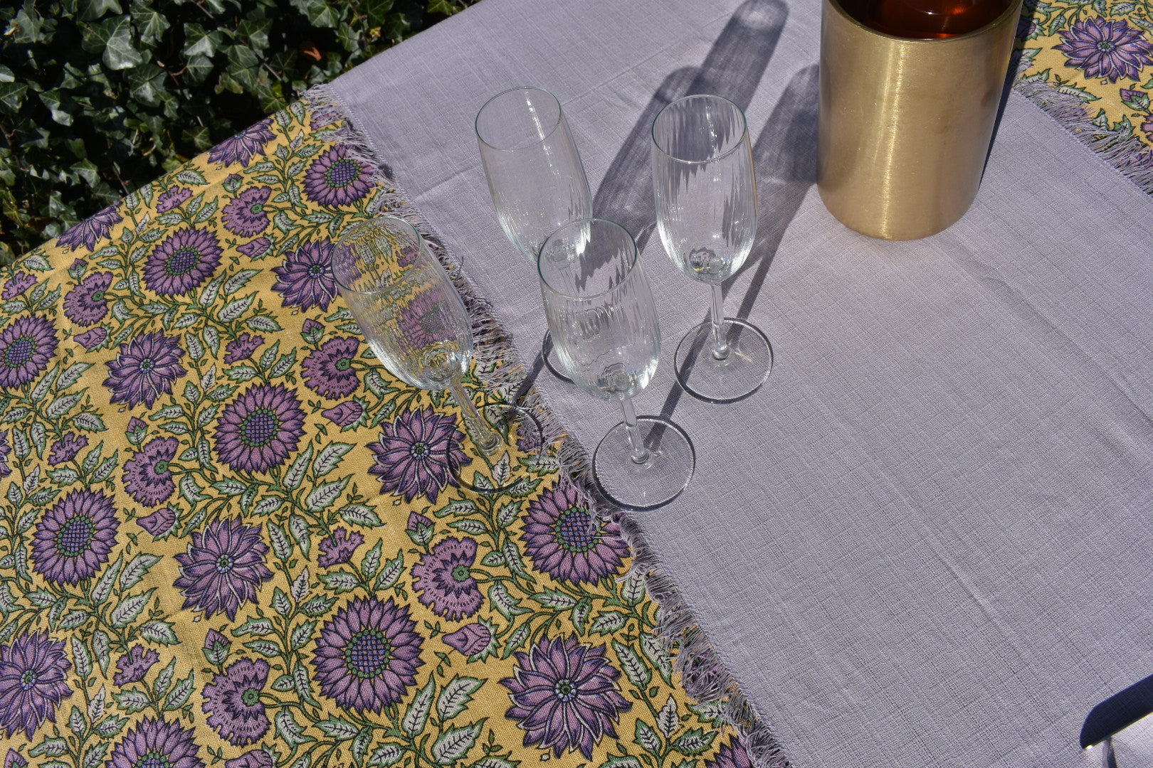 Noray tafelkleed met paarse bloemen en een gele achtergrond