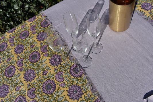 Noray tafelkleed met paarse bloemen en een gele achtergrond