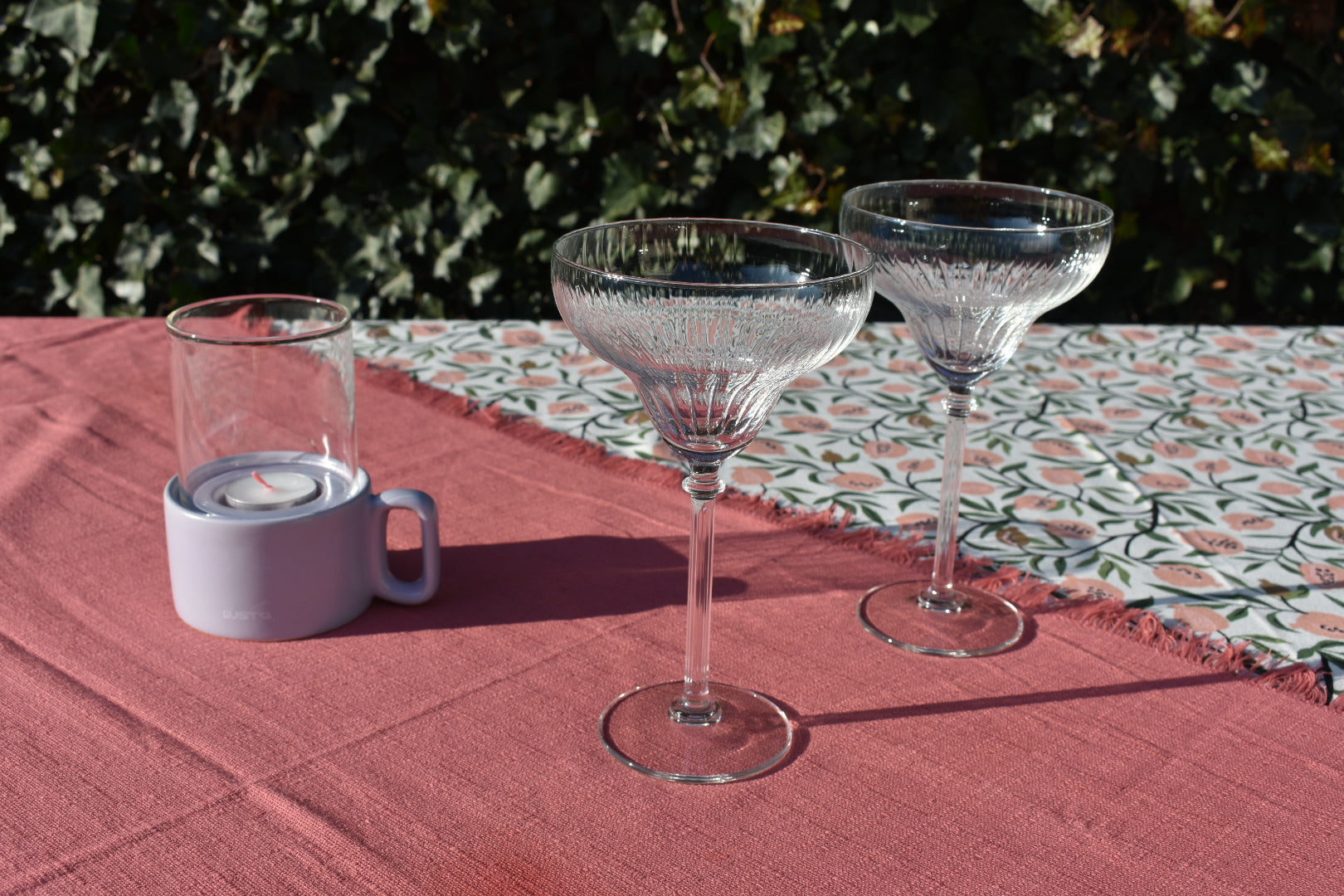 Luxe Margarita glazen op een tafelkleed met granaatappels