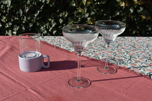 Luxe Margarita glazen op een tafelkleed met granaatappels