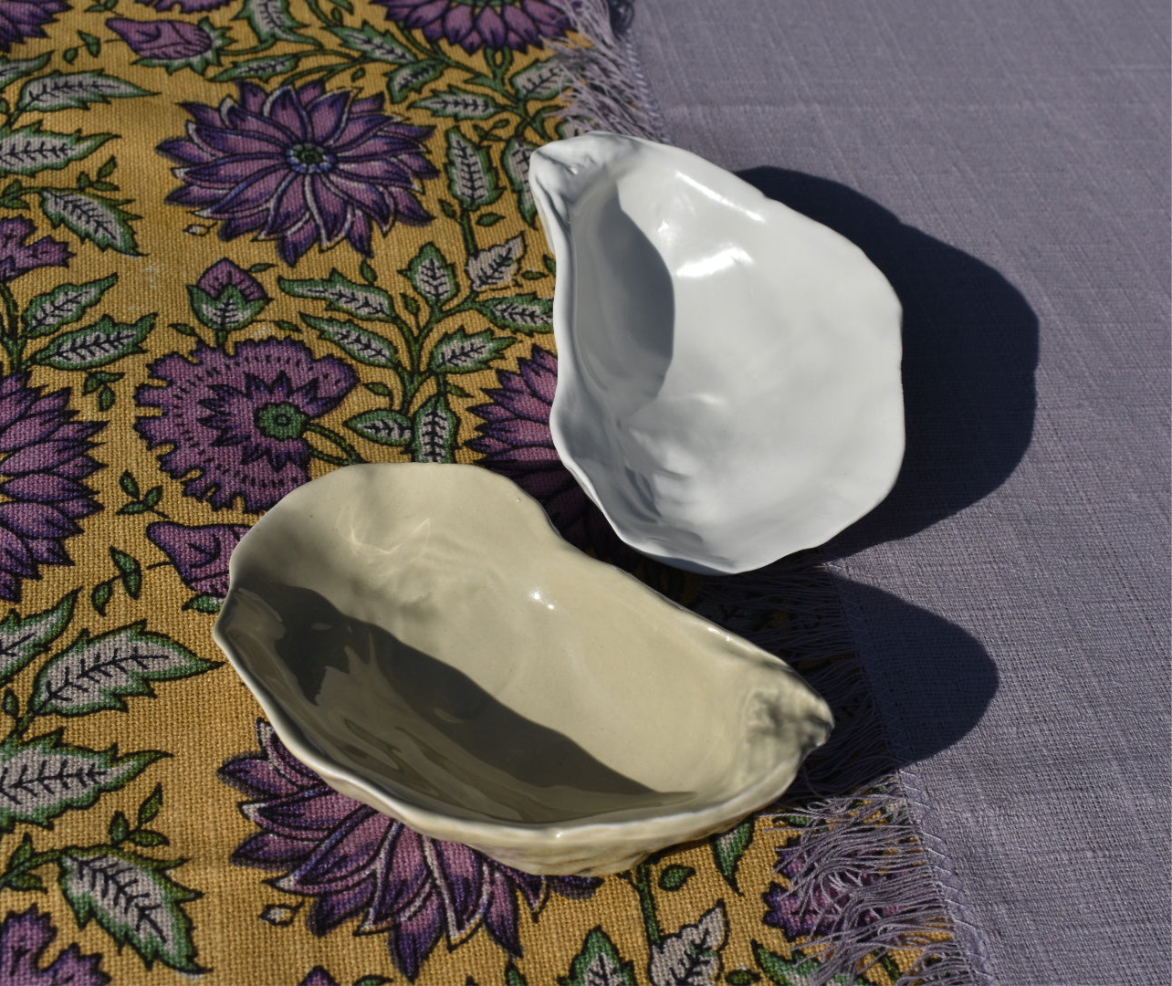 Kleine schaaltjes in de vorm van een oester om amuse's of andere kleine bites in te serveren