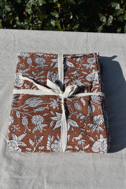 Het stijlvolle bloemendesign combineert klassieke charme met een warme, moderne kleur