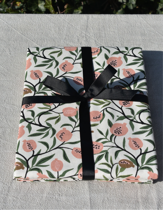 Kleurrijk tafelkleed met granaatappels