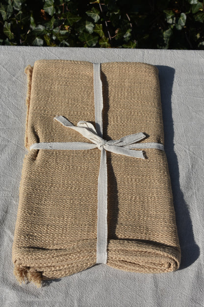 Mooie beige tafelloper perfect voor een chique diner