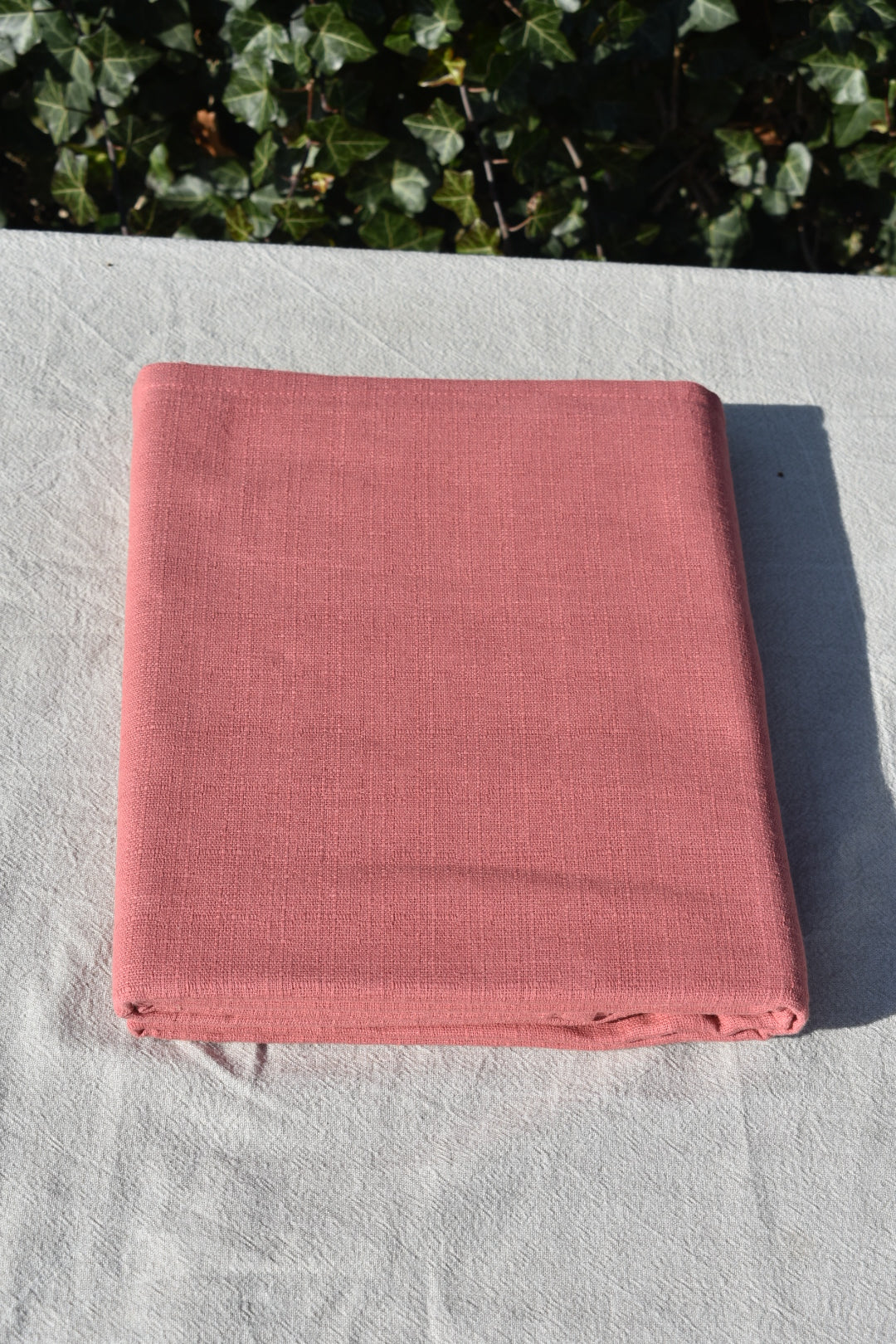 Mooi zalmroze tafelkleed voor een prachtig gedekte tafel voor bijvoorbeeld een diner