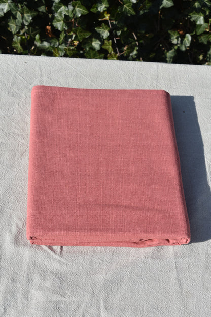 Mooi zalmroze tafelkleed voor een prachtig gedekte tafel voor bijvoorbeeld een diner