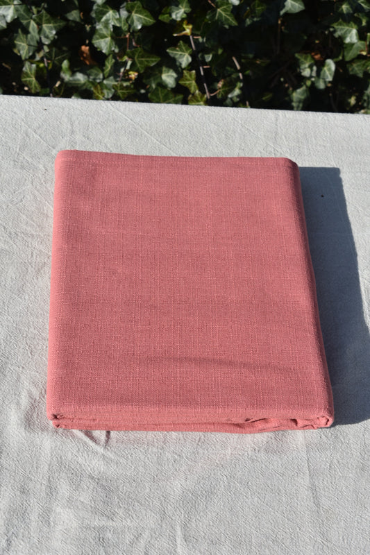 Mooi zalmroze tafelkleed voor een prachtig gedekte tafel voor bijvoorbeeld een diner