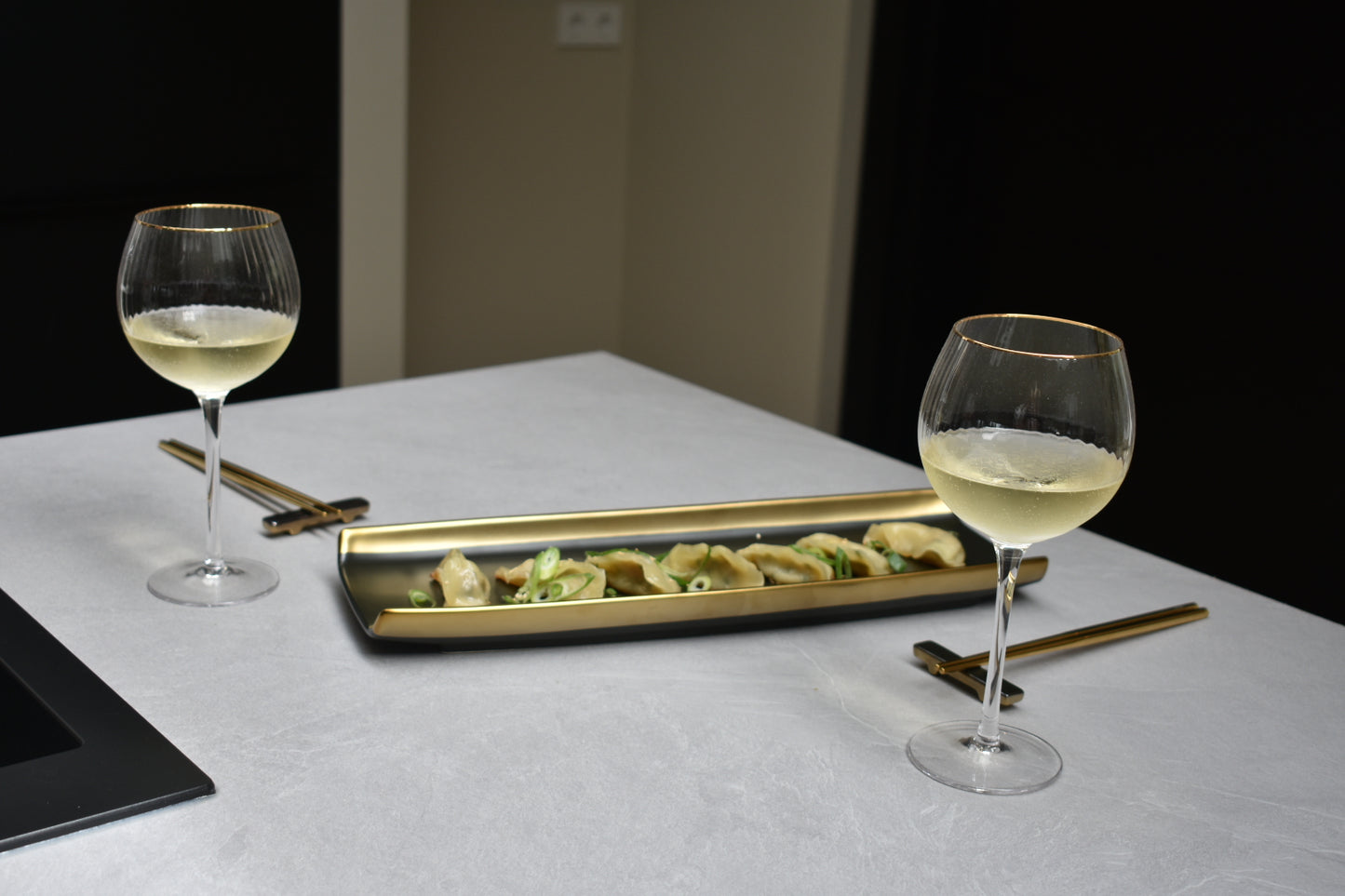 Stijlvolle serveerschaal zwart met goud. Perfect voor hapjes, sushi of borrelplank. Luxe uitstraling voor elke tafelsetting.