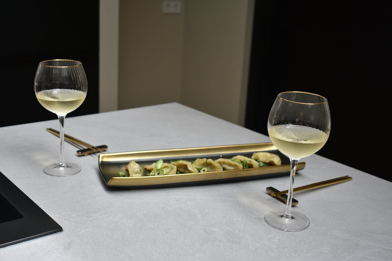 Stijlvolle serveerschaal zwart met goud. Perfect voor hapjes, sushi of borrelplank. Luxe uitstraling voor elke tafelsetting.